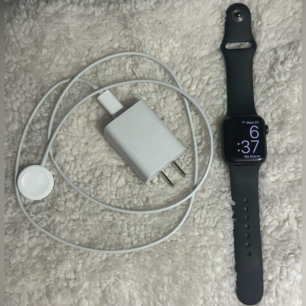 Apple Watch SE GPS Space Grey 40 MM With Midnight Sport Band and Charger